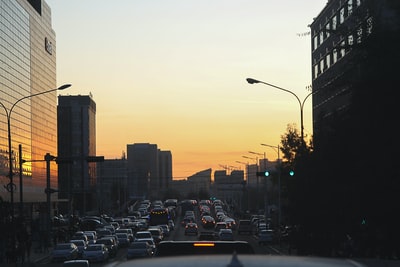 景观道路与汽车的日出
